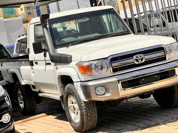 Toyota Land Cruiser 2010 White