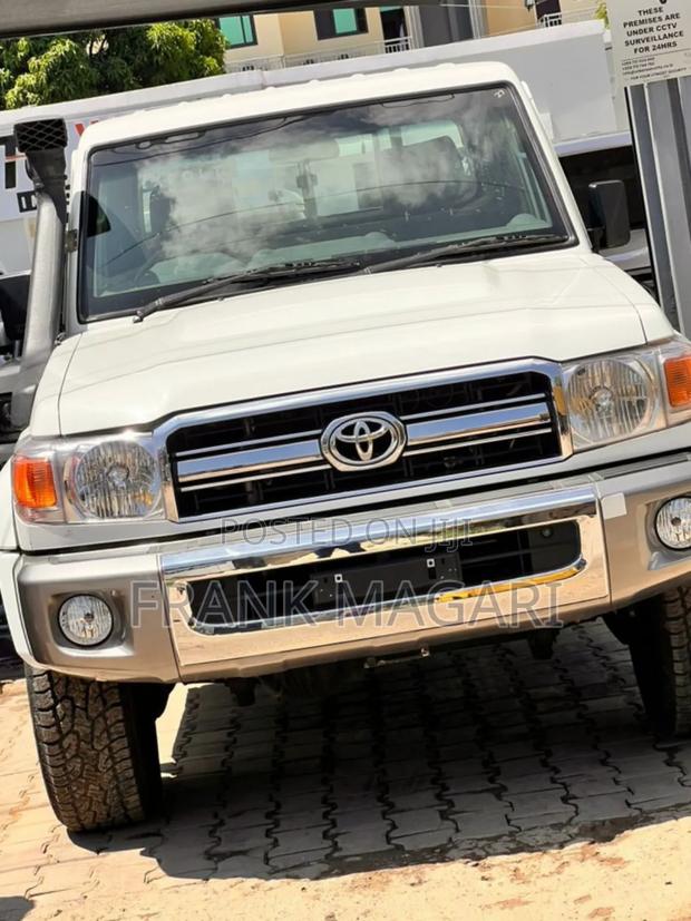 Toyota Land Cruiser 2010 White