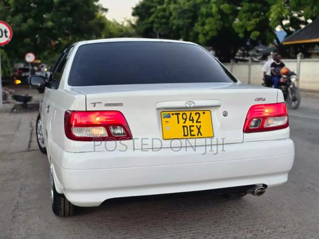 Toyota Carina 2000 White