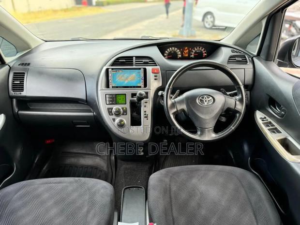 Toyota Ractis 1.5 AWD 2005 Gray
