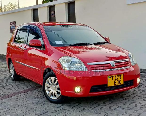 Toyota Raum 2005
