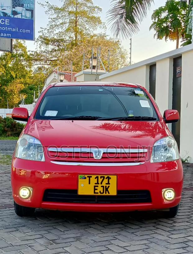 Toyota Raum 2005