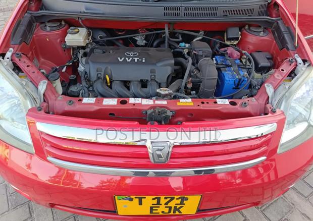Toyota Raum 2005