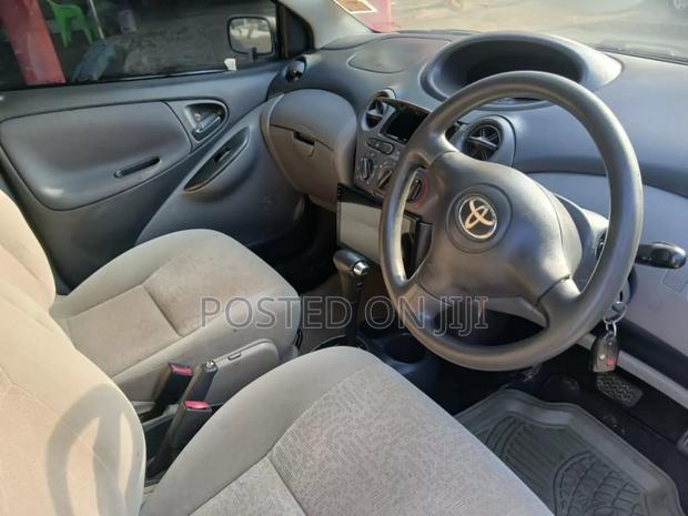 Toyota Vitz 2000 Silver