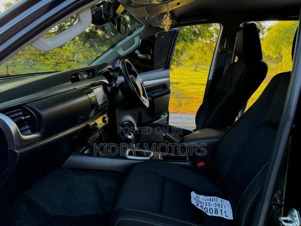 Toyota Hilux 2021 Black