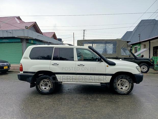 Toyota Land Cruiser 2001 White