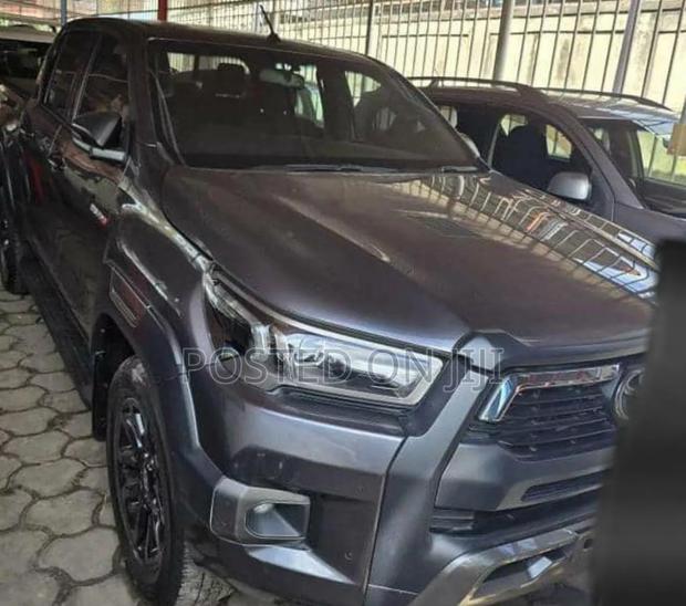 Toyota Hilux 2022 Gray