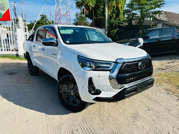 Toyota Hilux 2021 White