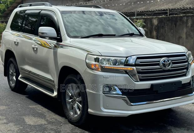 Toyota Land Cruiser 2017 White