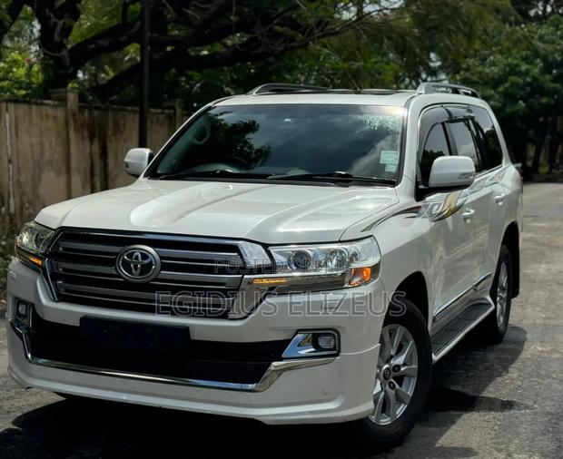 Toyota Land Cruiser 2017 White