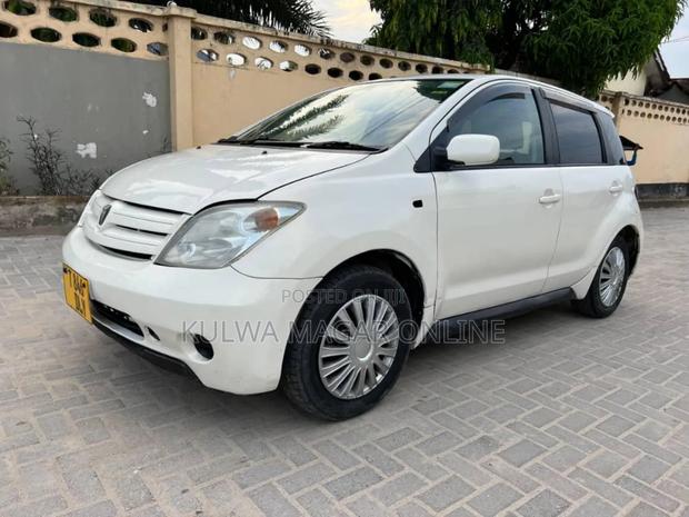 Toyota IST 2004 White