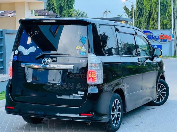 Toyota Noah 2.0 143hp FWD (7 Seater) 2008 Black