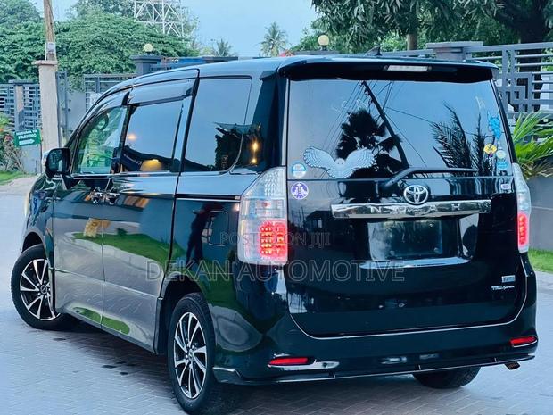 Toyota Noah 2.0 143hp FWD (7 Seater) 2008 Black