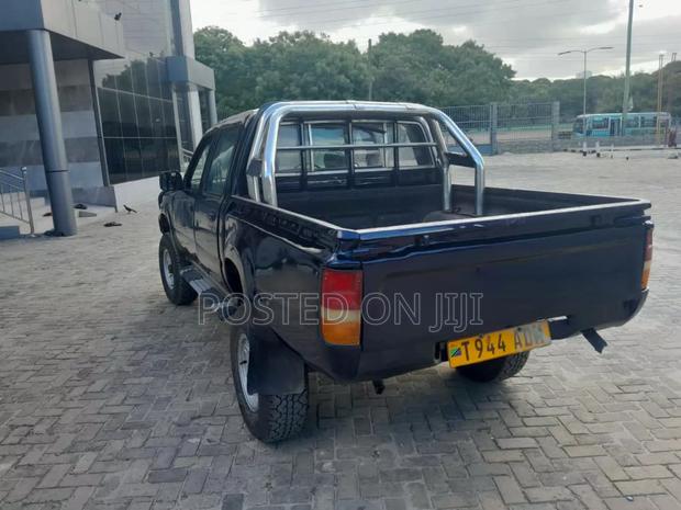 Toyota Hilux 2002 Blue