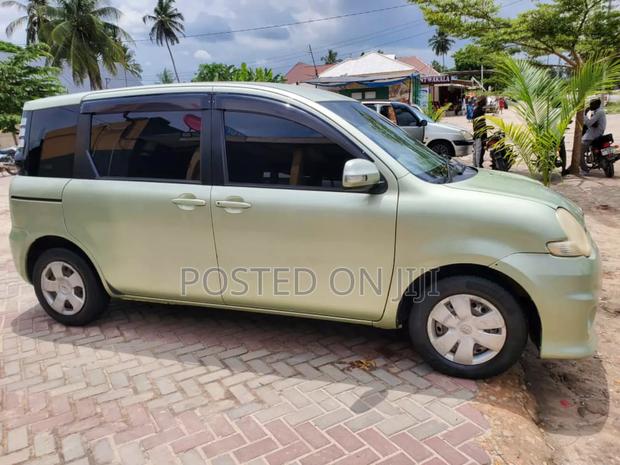 Toyota Sienta 2005 Green