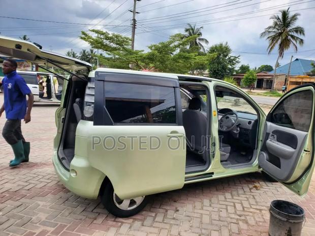 Toyota Sienta 2005 Green