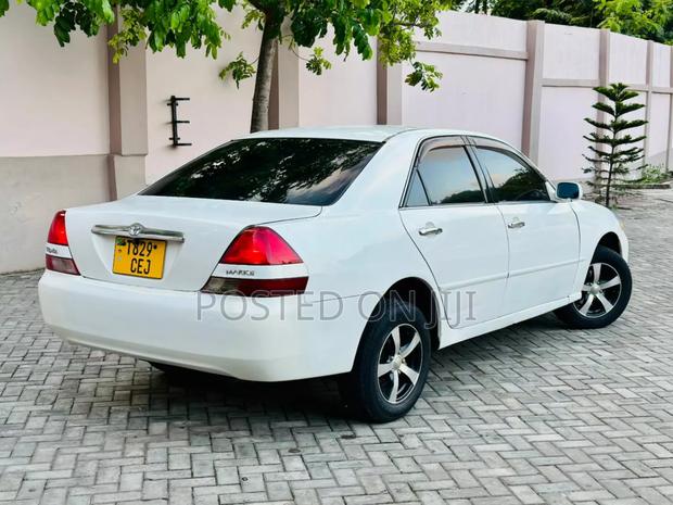 Toyota Mark II Qualis 2000 White