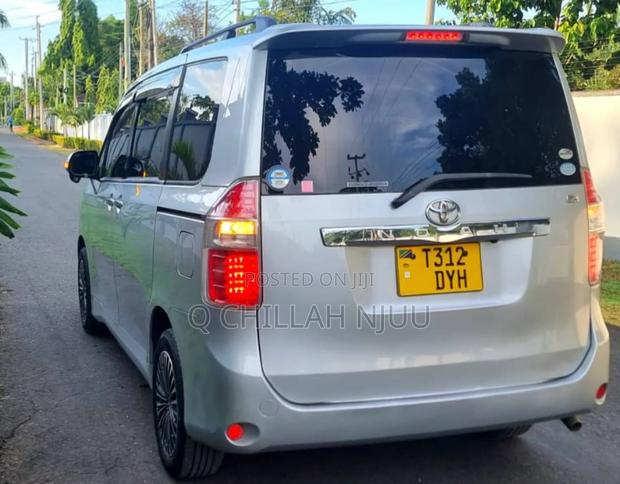 Toyota Noah 2009 Silver