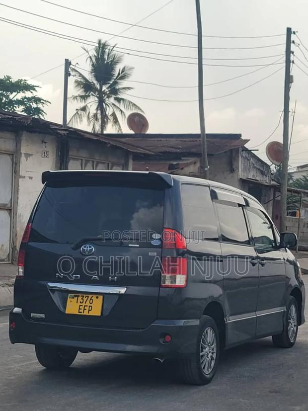 Toyota Noah 2005 Black