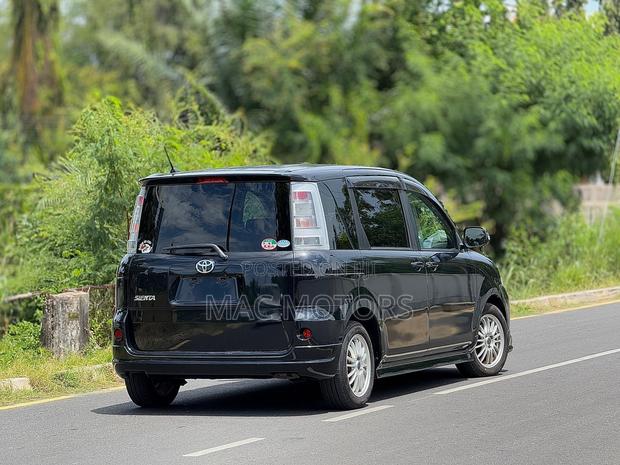 Toyota Sienta 1.5 FWD 2014 Black