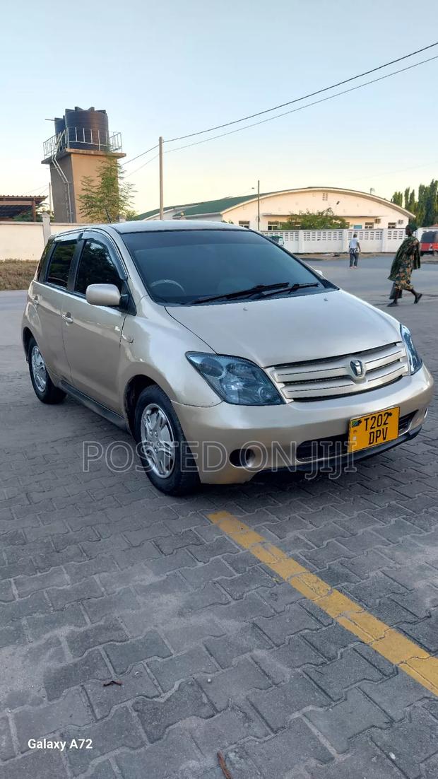 Toyota IST 2004 Gold