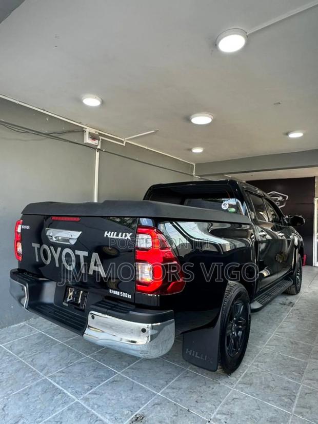 Toyota Hilux 2021 Black