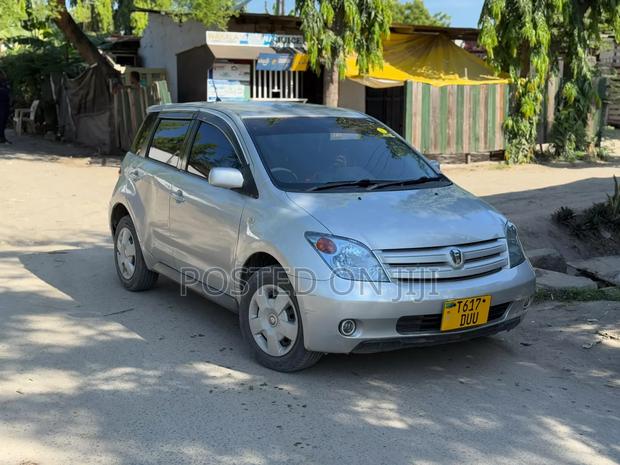 Toyota IST 2004 Silver
