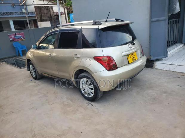 Toyota IST 2004 Gold