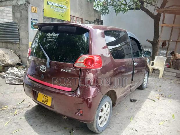 Toyota Porte 2004 Red