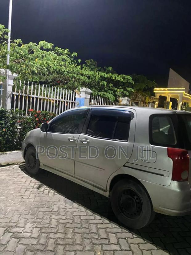 Toyota Raum 2003 Gold