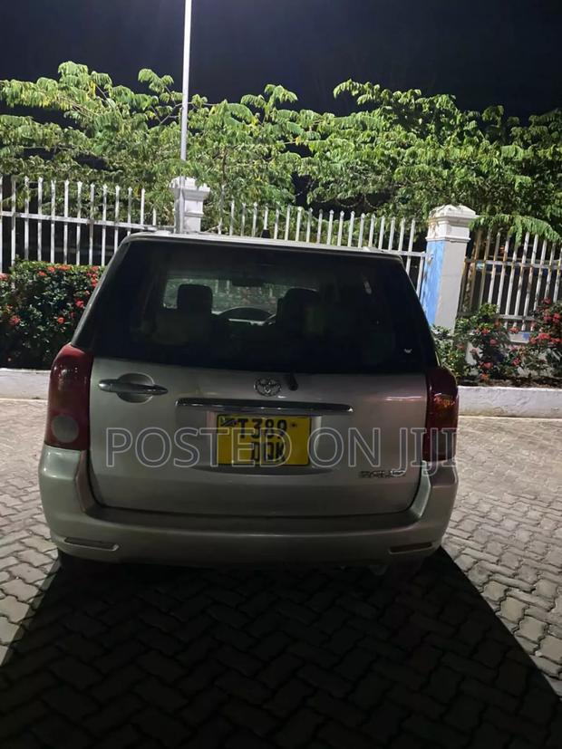 Toyota Raum 2003 Gold