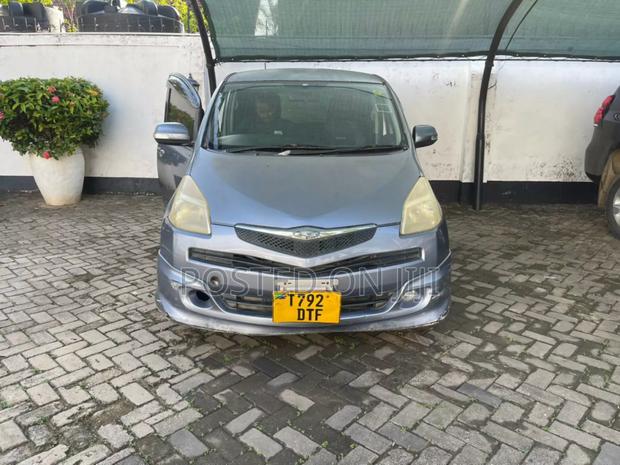 Toyota Ractis 2005 Gray