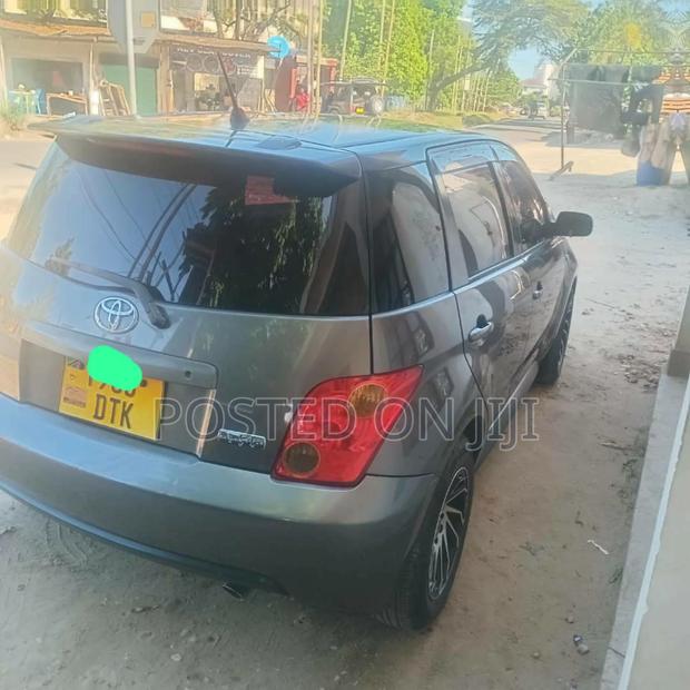 Toyota IST 2005 Gold
