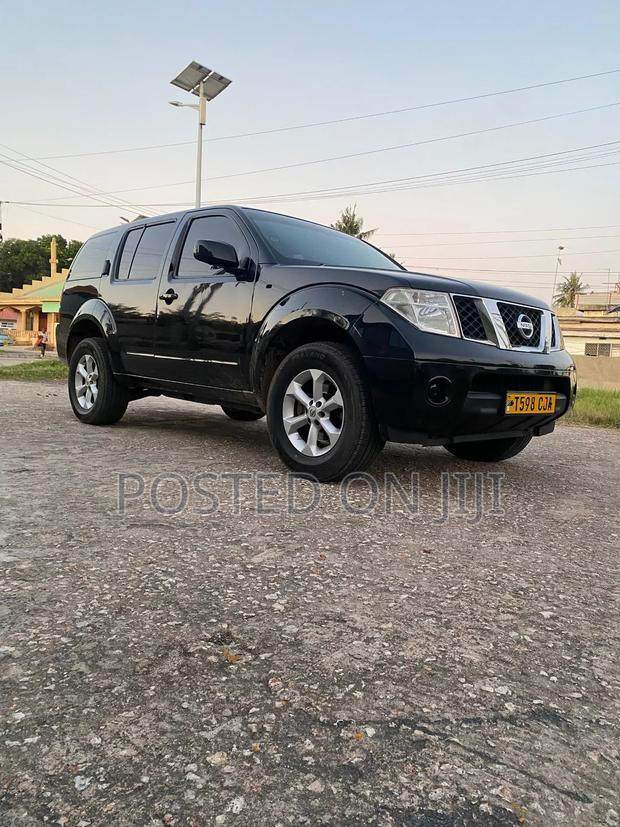 Nissan Pathfinder 2004 Black