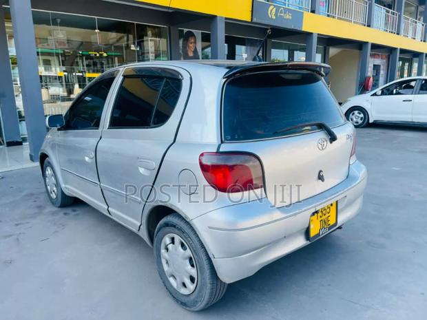 Toyota Vitz 2002 Silver