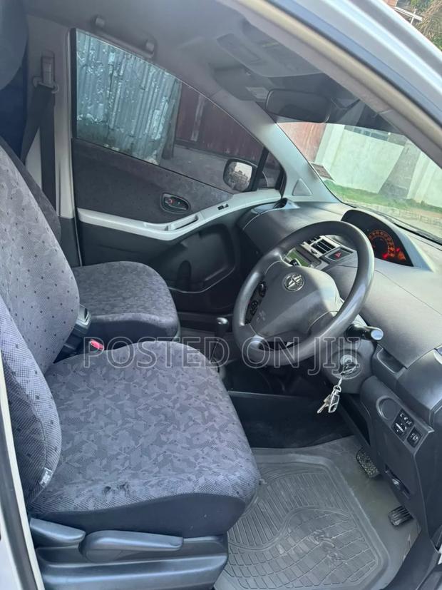 Toyota Vitz 2009 Silver