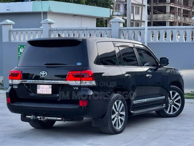 Toyota Land Cruiser 4.6 V8 ZX 2017 Black