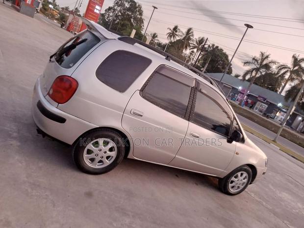 Toyota Corolla Spacio 2000 Silver