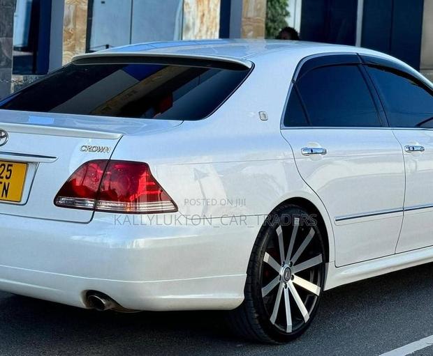 Toyota Crown 2006 White