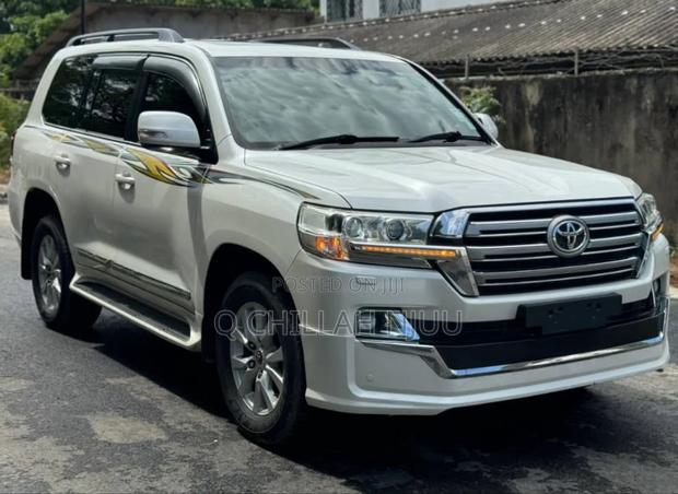 Toyota Land Cruiser 2017 White
