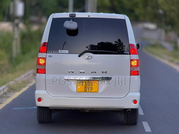 Toyota Noah 2002 White