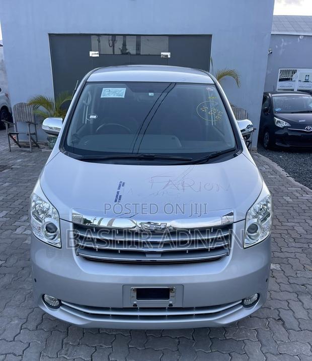 Toyota Noah 2.0 143hp FWD (7 Seater) 2009 Silver