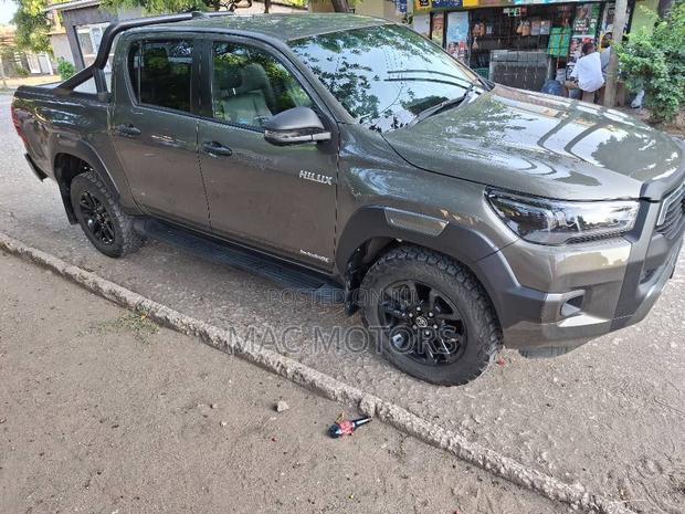 Toyota Hilux 2023 Gray