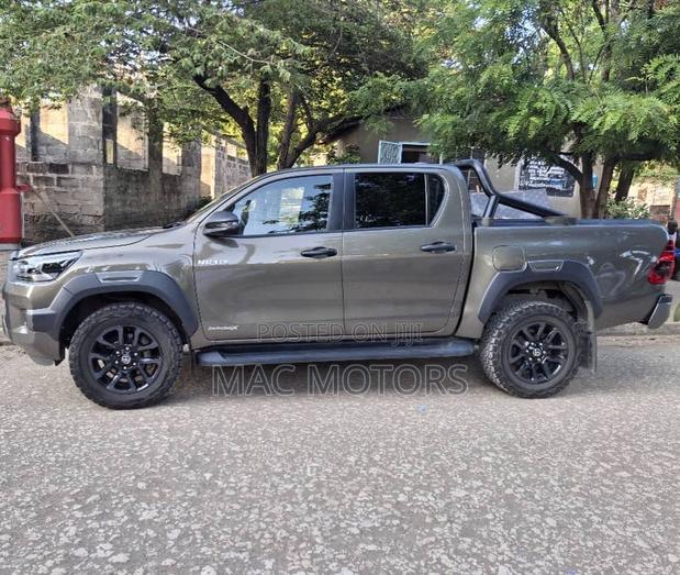 Toyota Hilux 2023 Gray