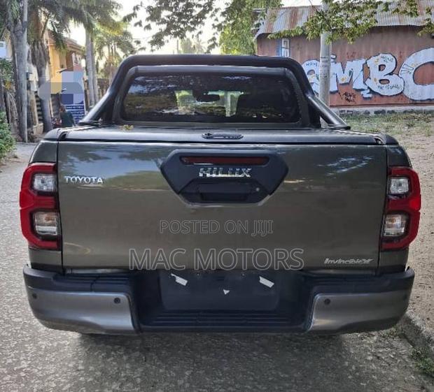 Toyota Hilux 2023 Gray