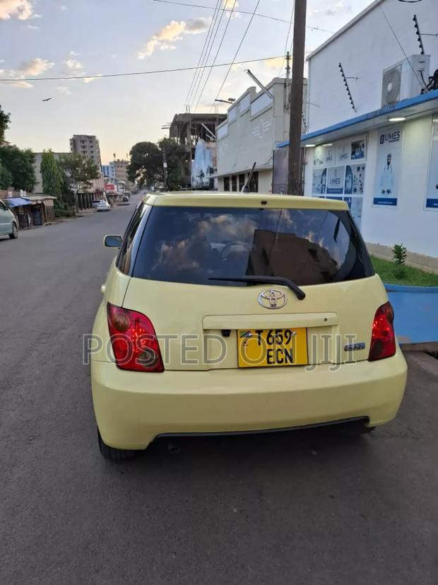 Toyota IST 2003 Yellow