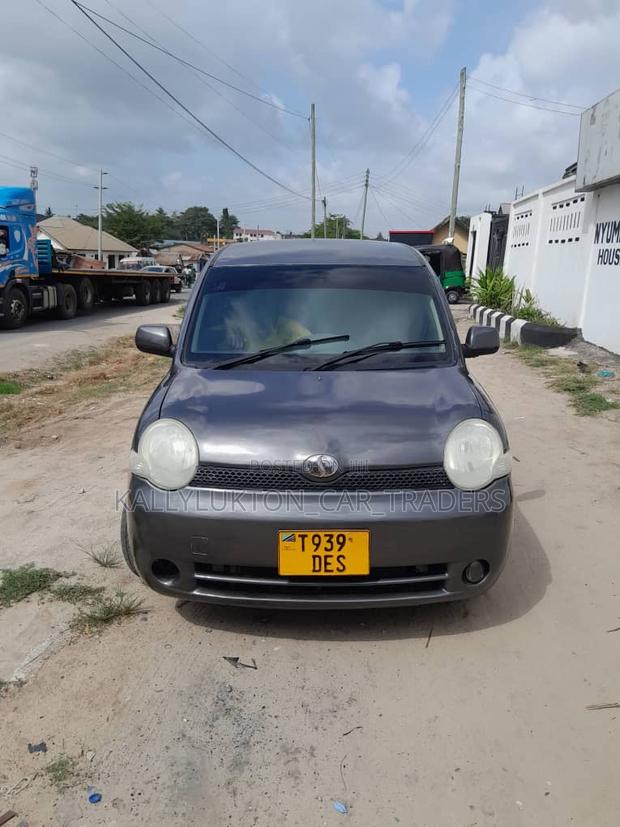 Toyota Sienta 2005 Gray