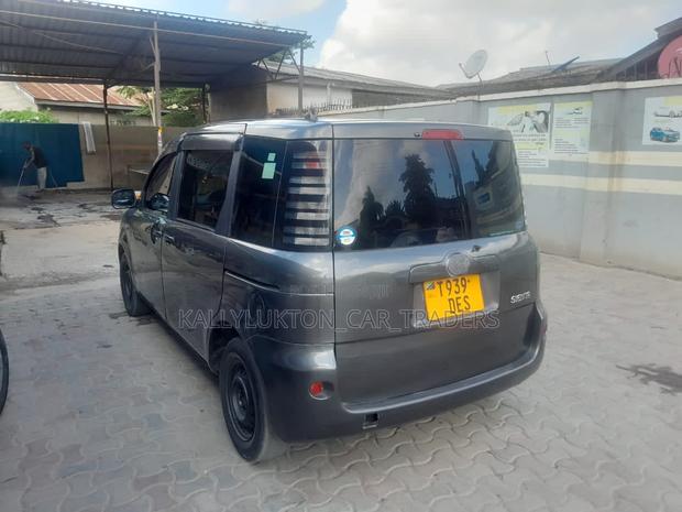 Toyota Sienta 2005 Gray