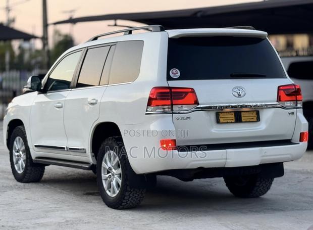 Toyota Land Cruiser 2017 White