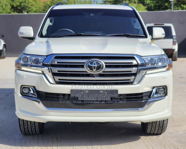 Toyota Land Cruiser 2017 White